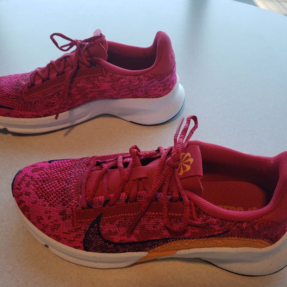 Nike Womens 7